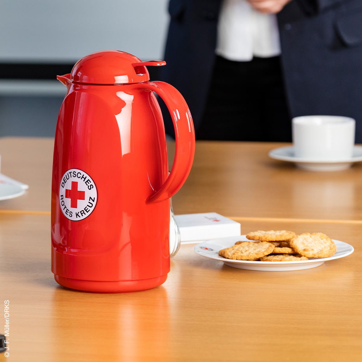 Isolierkanne 1L rot mit Kunststoff, DRK-Rundlogo