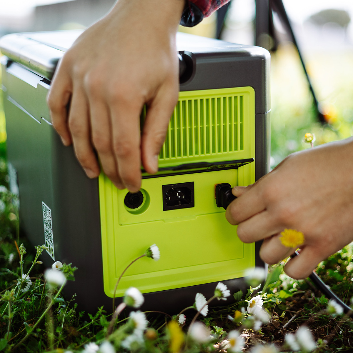 grüner body, tragbarer generator, einfacher stecker, grün-schwarze box, koppeln/anschluss