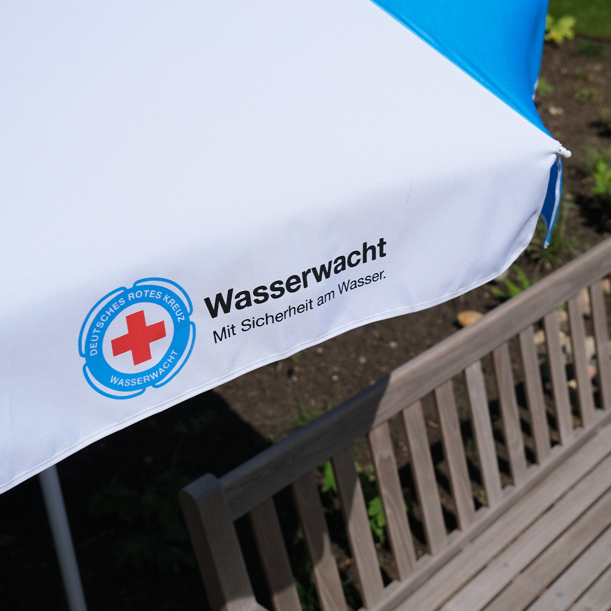 Sonnenschirm mit zweifarbig Blau/Weiß, Wasserwacht höhenverstellbar