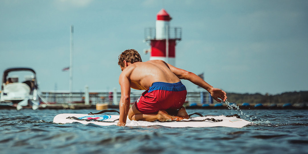 Surfen, Surfbrett, Badebekleidung, Rote Shorts, Leuchtturmbild