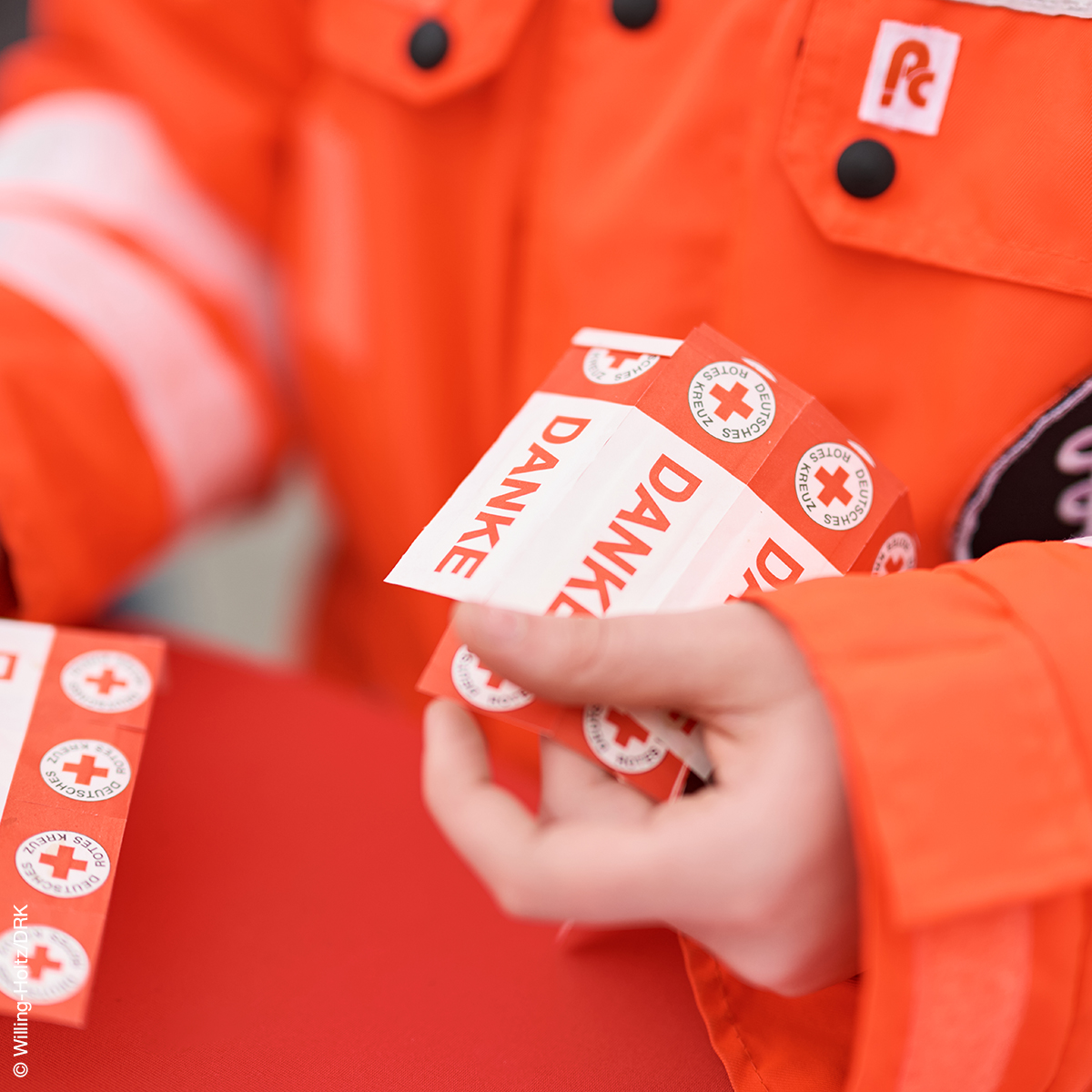 Bekleidung, Mantel, Person, Logo