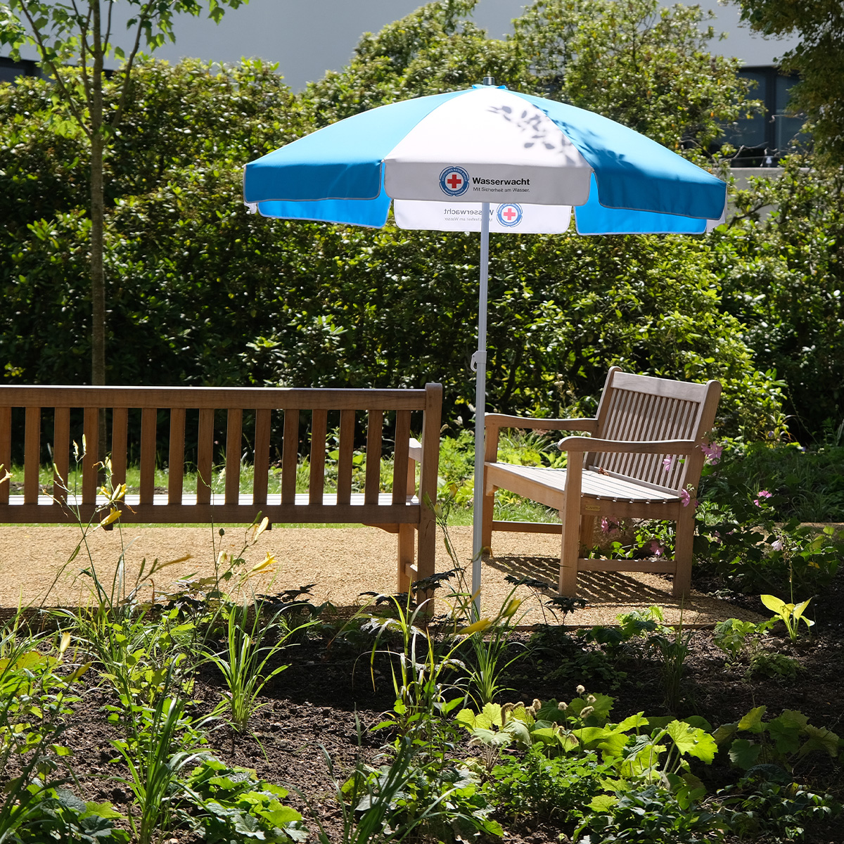 Sonnenschirm mit zweifarbig Blau/Weiß, Wasserwacht höhenverstellbar