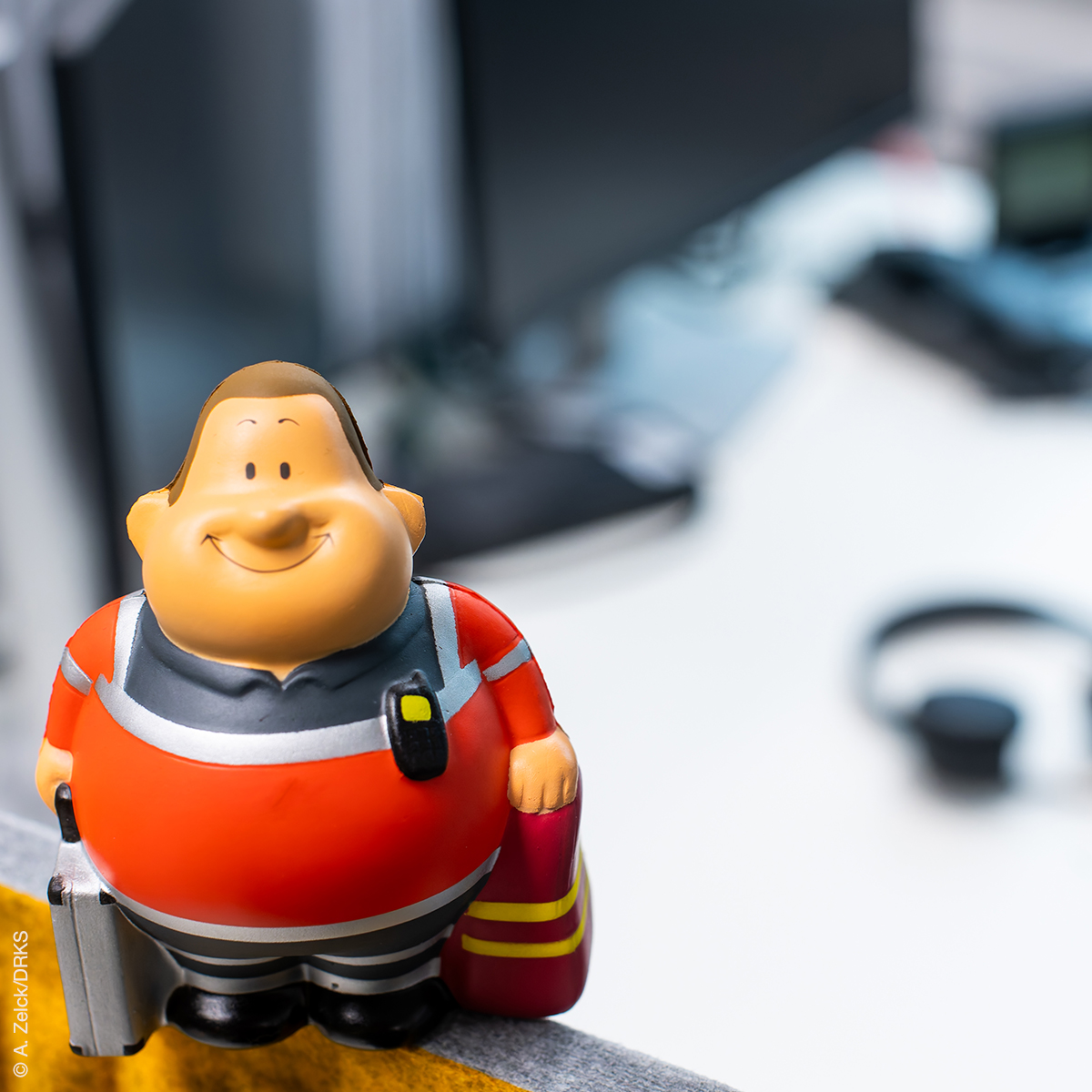 Anti-Stressfigur Herr Bert mit DRK-Bekleidung