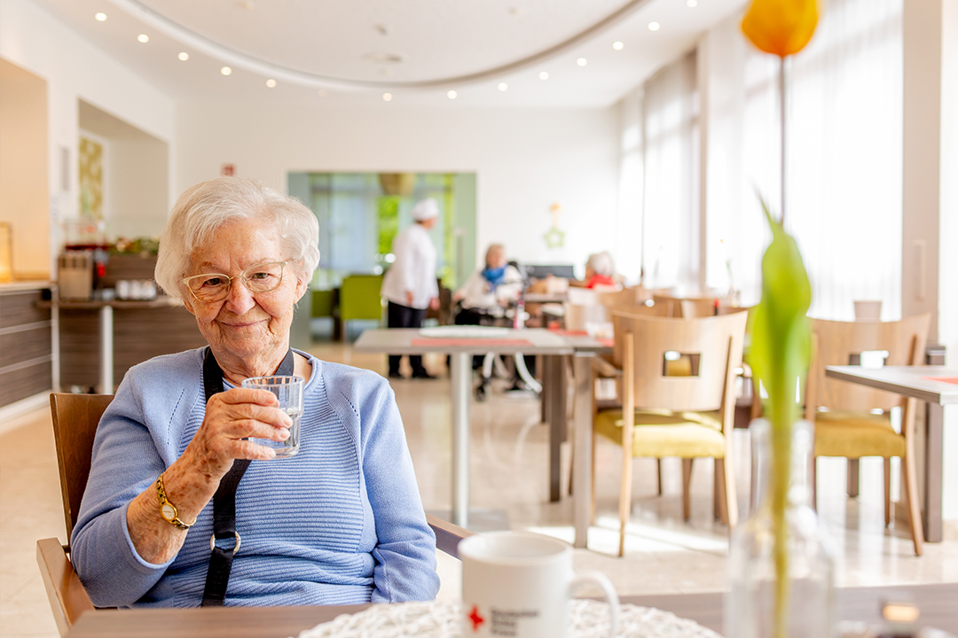 Senior, Glas, Kaffee/Tee, Restaurant, Gemütlich